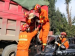 小轿车追尾大货车一人被困 云南消防紧急营救 - 消防网