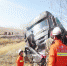 轿车与货车迎面相撞司机被困 内蒙古消防快速营救 - 消防网