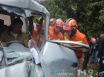 两车相撞1人被困 云南师宗消防紧急营救被困者 - 消防网