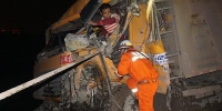深夜大卡车追尾造成1人被困 新疆乌市消防紧急营救 - 消防网