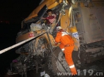 深夜大卡车追尾造成1人被困 新疆乌市消防紧急营救 - 消防网