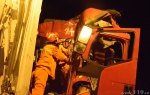 拉猪货车追尾集装箱车一人被困 河北邯郸消防破拆救援 - 消防网