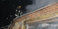 民房起火屋顶坍塌 内蒙古阿荣旗消防1小时堵截灭火 - 消防网