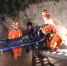 男子驾驶摩托车坠入河中 云南景东消防迅速营救 - 消防网
