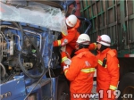国道两车相撞一人被困 新疆油城消防破拆救援 - 消防网