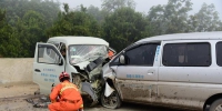 两车相撞1人被困 云南德宏特勤消防紧急救援 - 消防网