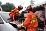 两车相撞1人被困 云南德宏特勤消防紧急救援 - 消防网