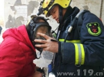 小区突发大火两人被困 新疆鄯善消防成功救援 - 消防网