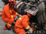 货车侧翻驾驶员被困 元江消防紧急救援 - 消防网