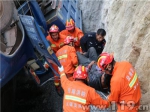 货车侧翻驾驶员被困 元江消防紧急救援 - 消防网