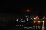 高速两车追尾一人被卡 杭州消防破拆救援 - 消防网