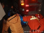 电瓶车与挂车相撞致1人被困 罗平消防紧急救援 - 消防网