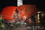 雨天高速突发交通事故 杭州消防破拆救司机 - 消防网