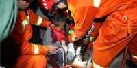 小男孩左脚不慎卡进下水护栏 云南红河消防展开救援 - 消防网