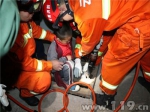 小男孩左脚不慎卡进下水护栏 云南红河消防展开救援 - 消防网