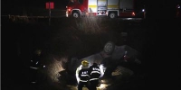 男子驾车驶入2米深坑 黄石消防紧急救援 - 消防网