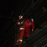 老妇人坠楼悬挂电缆上 湖南鹤城消防深夜解救 - 消防网