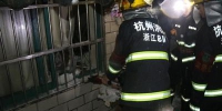 屋顶坍塌女子凌晨被困家中 杭州临安消防紧急救援 - 消防网
