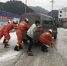 风雪骤降冰封道路 贵州铜仁消防铲雪除冰保畅通 - 消防网
