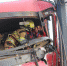 货车追尾撞栏杆司机被困 江苏桐庐消防破拆救人 - 消防网