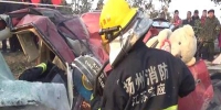 轿车撞树驾驶员被困 江苏扬州消防紧急到场营救 - 消防网