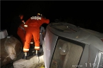 车辆侧翻导致2名人员被困 云南芒市消防紧急救援 - 消防网