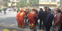 中巴车侧翻致使多人被困 湖南长沙消防紧急营救 - 消防网