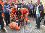 六旬老汉失足坠入30米坑洞 贵州沿河消防紧急救援 - 消防网