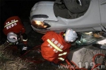 轿车冲出路基司机被困 贵州安顺普定消防成功施救 - 消防网
