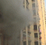 居民楼着火浓烟滚滚 扬州消防冲进火海背出老人 - 消防网