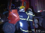货车追尾一人被困 江苏连云港消防紧急到场救援 - 消防网