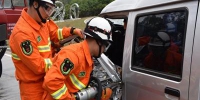 两车相撞一人被困泉州消防成功营救 - 消防网