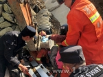 衢州一工地围墙坍塌两人被埋 消防员扒土救人 - 消防网