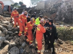 衢州一工地围墙坍塌两人被埋 消防员扒土救人 - 消防网