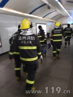 出租车撞进快餐店 消防员用担架将伤者送至急诊室 - 消防网