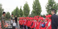 枣庄百名小记者造访红门 消防叔叔展示“独门绝技” - 消防网