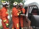 面包车与货车相撞一人被困 贵州天柱消防成功处置 - 消防网