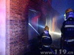 拆迁房起火烧塌屋顶 乌海消防迅速处置 - 消防网
