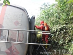 29吨甲醛槽罐车发生侧翻泄漏 昭平消防紧急处置 - 消防网