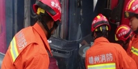 货车侧翻1人被困  江西赣州消防成功救出 - 消防网