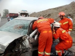 轿车撞向隔离带一人被困 内蒙古消防成功处置 - 消防网