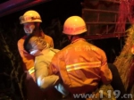 两货车相撞一司机被困 消防连夜救出 - 消防网