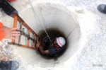 南宁马山一老人散步时不慎掉到3米深地下排水井道 - 消防网