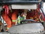 中巴车撞断树造成1人被困 云南消防紧急营救 - 消防网