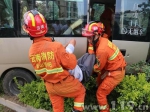 中巴车撞断树造成1人被困 云南消防紧急营救 - 消防网