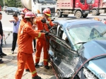 两车相撞一人被困 浙江消防破拆救援 - 消防网