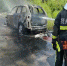 一小车为避让行人撞上行道树自燃 江西迅速处置 - 消防网