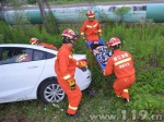 清晨轿车撞树司机被卡 浙江消防破拆救援 - 消防网