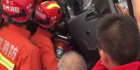 两车追尾一人被困 浙江消防破拆救援 - 消防网