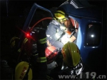 货车追尾导致一人被困 贵州遵义县消防成功救援 - 消防网
